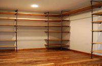 Ngăn kệ bằng ván ép coppha phủ phim chịu nước cho ngôi nhà